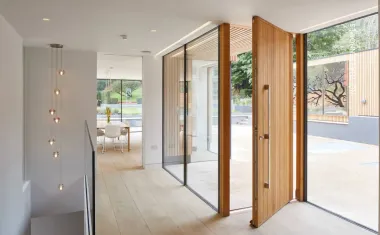 Cửa gỗ xoay trục giữa 